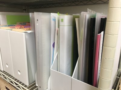 書類の収納は、ファイルボックスを使って棚に収納しています。